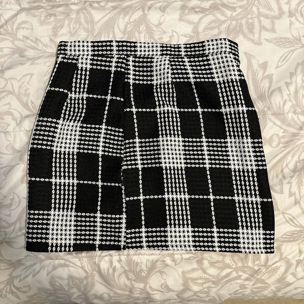 COMPLETELY NEW TAGS ATTACHED NEVER WORN Black and white plaid skirt